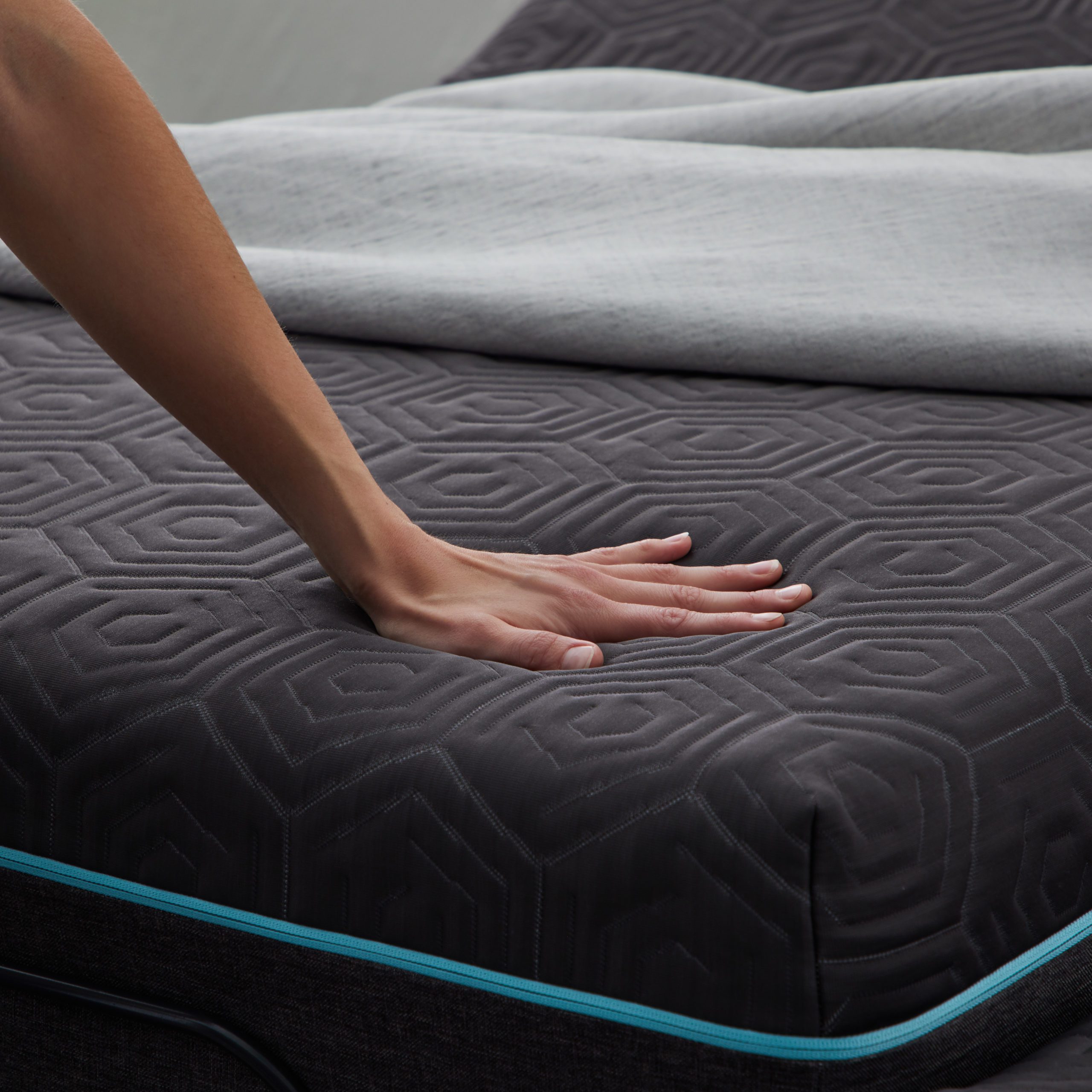 WELLSVILLE PEAK 14 GEL ALTICOIL W HYPERCHILL PLUSH1 MALOUF PEAK 14" COOLSYNCâ„¢ HYBRID MATTRESS + HYPERCHILLâ„¢ COVER